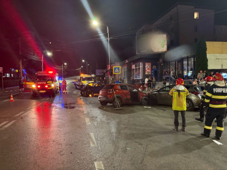 FOTO Patru persoane au fost rănite într-un carambol produs între trei mașini în intersecția de la Nordic din municipiul Suceava