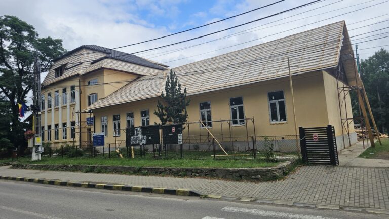 FOTO Școala Gimnazială din Mănăstirea Humorului a intrat într-un amplu proiect de renovare: „Avem o nevoie uriașă de investiții în acest sector”