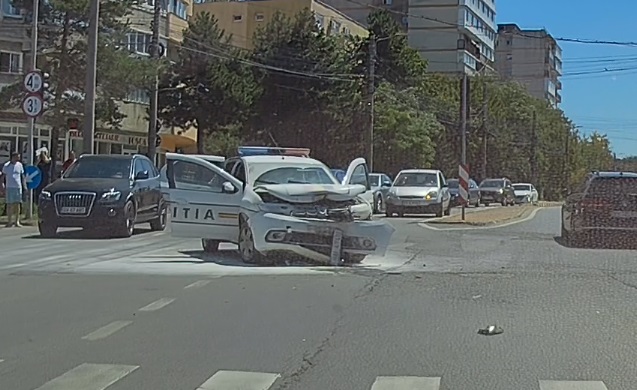 VIDEO Detaliile accidentului rutier în care a fost implicată o autospecială de poliție. Un traficant de droguri și un agent de poliție au ajuns la spital după ce o șoferiță cu BMW nu a dat prioritate mașinii de poliție