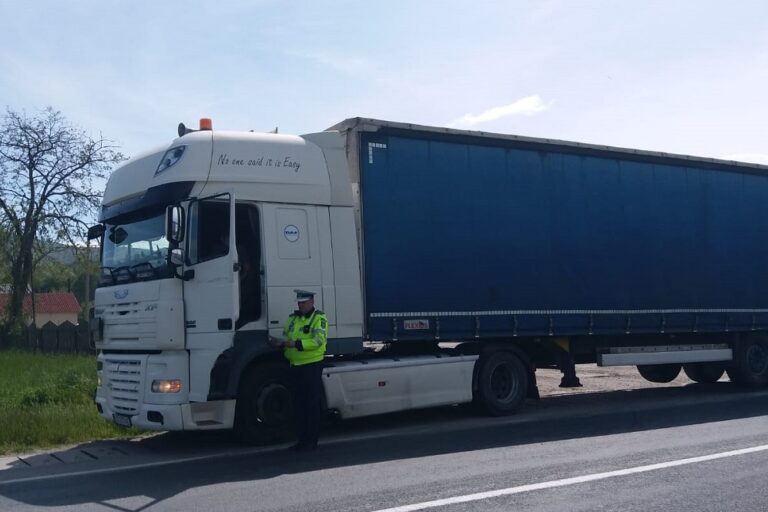 Polițiștii Sucevei au dat 67 de amenzi în valoare de peste 30.000 lei și au depistat în trafic un șofer de vehicul de mare tonaj băut la volan. De asemenea, TIR-uri au fost imobilizate pentru uzura anvelopelor sau deficiențe la sistemul tahograf