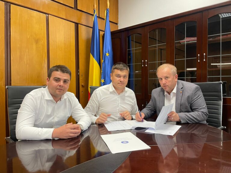 Gheorghe Șoldan: „Astăzi, i-am fost alături primarului din Păltinoasa, Eduard Wendling, care a făcut încă un pas important pentru dezvoltarea comunei, prin semnarea unui contract de peste 15 milioane de lei”
