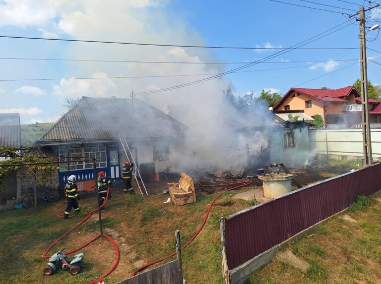 FOTO Incendiu izbucnit într-o gospodărie din Preutești de la un scurtcircuit
