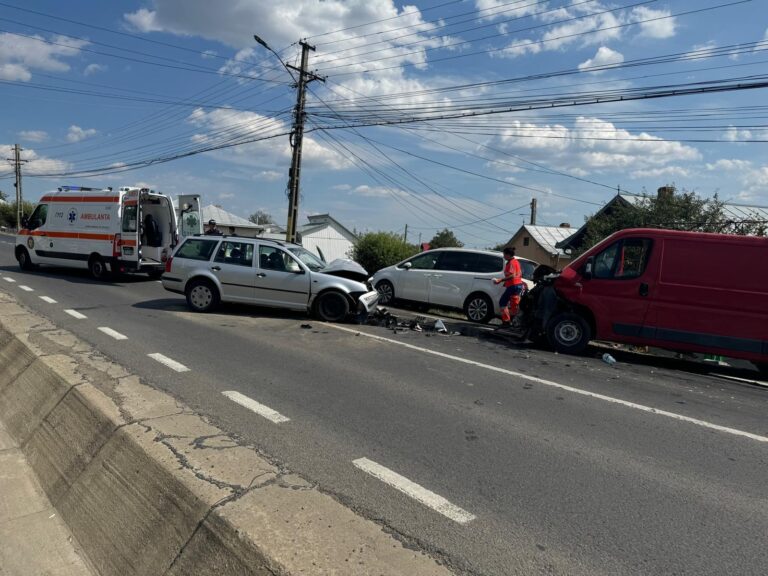FOTO Două persoane au fost rănite într-un accident produs la Salcea. Traficul rutier este blocat pe ambele sensuri