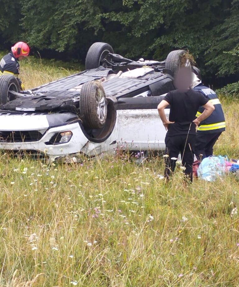 FOTO Un botoșănean a ajuns la spital după ce s-a răsturnat cu mașina în zona Cabanei Ilișești