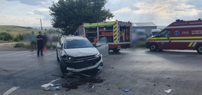FOTO 12 persoane, 6 adulți și 6 minori, au fost rănite într-un accident produs între 3 mașini, la Cumpărătura. A fost activat Planul Roșu de Intervenție