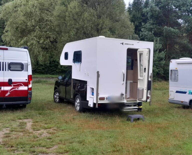 FOTO Două persoane au suferit arsuri după ce a avut loc o explozie în interiorul unei autorulote, la Crucea