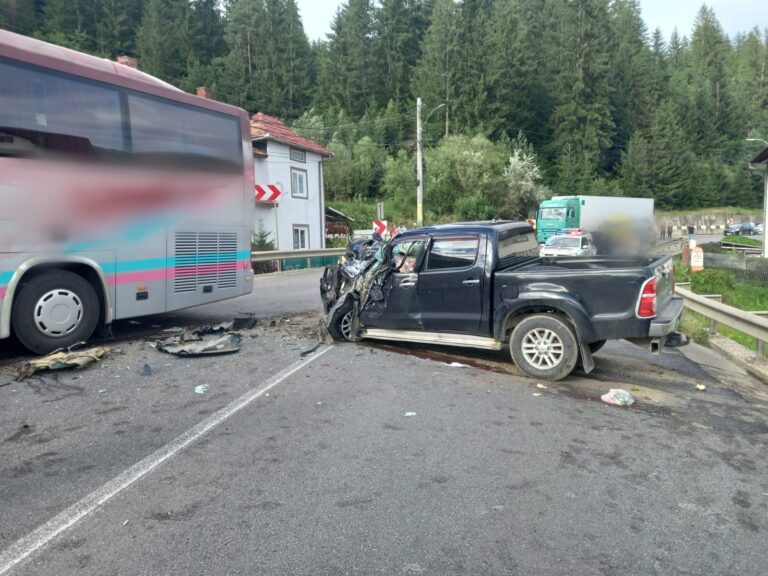 FOTO Un șofer, care a pătruns cu mașina pe contrasens și s-a izbit într-un autocar, la Vama, a băgat 4 oameni în spital