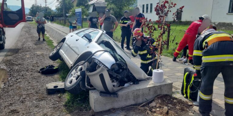 FOTO O șoferiță din Bilca a adormit la volan și s-a izbit într-o cap de pod. Femeia și cei trei copii ai acesteia au ajuns la spital
