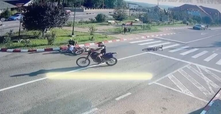 VIDEO FOTO Un biciclist de 11 ani a fost lovit de doi motocicliști fără permis pe o trecere pentru pietoni din Baia