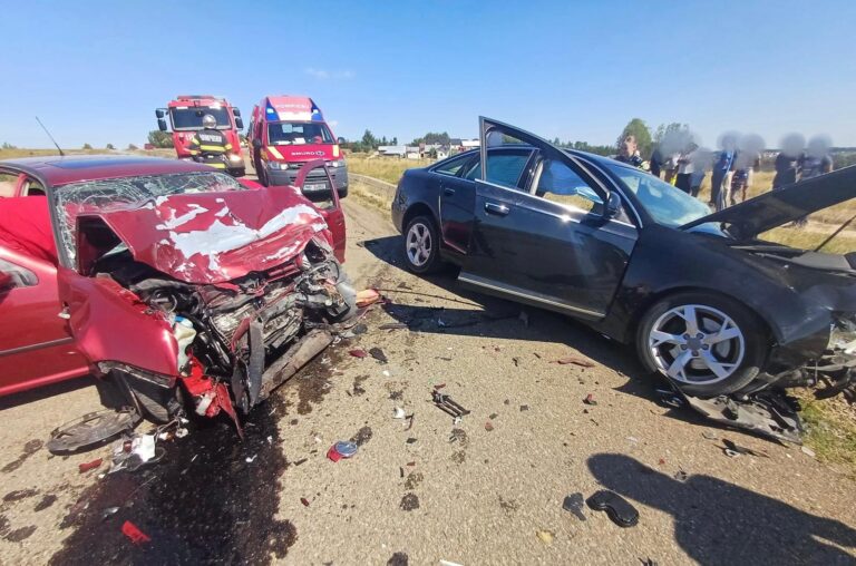FOTO Un tânăr fără permis a produs un accident cu doi răniți, la Voitinel, după care a fugit de la locul faptei
