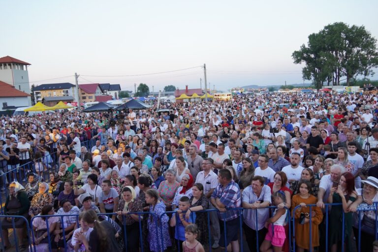 FOTO Aproximativ 20.000 de oameni au fost prezenți la concertul de excepție organizat de Ziua orașului Vicovu de Sus: „Vicovu de Sus este cea mai frumoasă localitate din Bucovina”