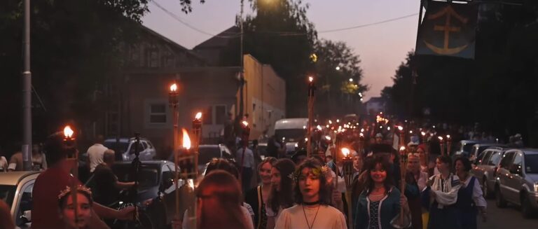 FOTO Peste 500 de cavaleri și domnițe din șapte țări au defilat pe străzile Sucevei, reînviind spiritul Evului Mediu și marcând debutul celei de-a XVIII-a ediții a Festivalului Medieval „Ștefan cel Mare”