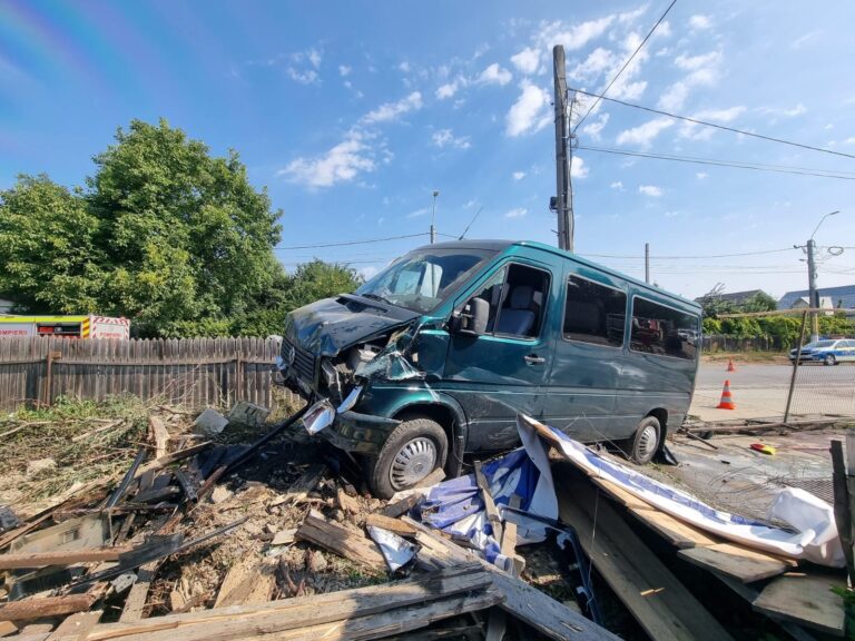 FOTO Două persoane au fost rănite într-un accident produs la Șcheia, în apropiere de RAR
