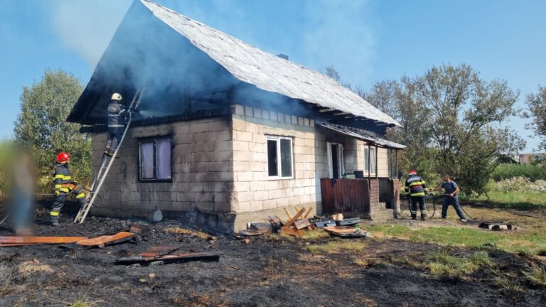 FOTO Un incendiu a distrus acoperișul unei case din Voitinel