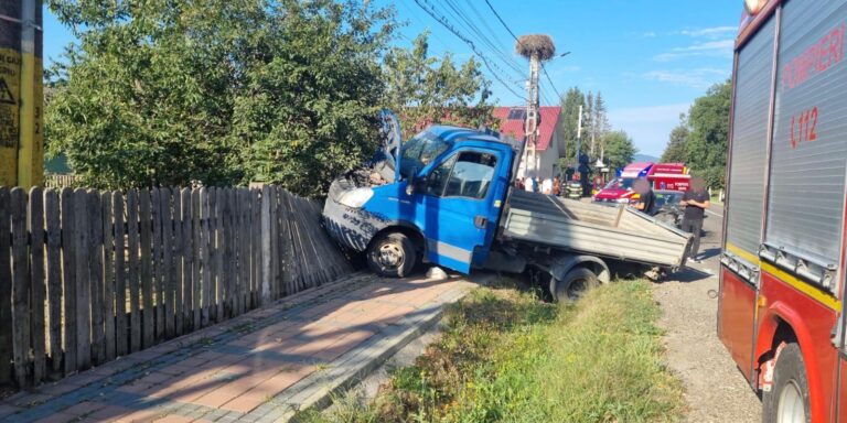 FOTO Două persoane au fost rănite după ce un bătrân de 80 de ani a ignorat indicatorul „STOP” într-o intersecție din Vicovu de Jos