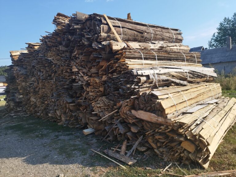 FOTO Peste 160 de metri cubi de lemne au fost confiscați în urma unui control făcut de Garda Forestieră Suceava la un gater din Cornu Luncii