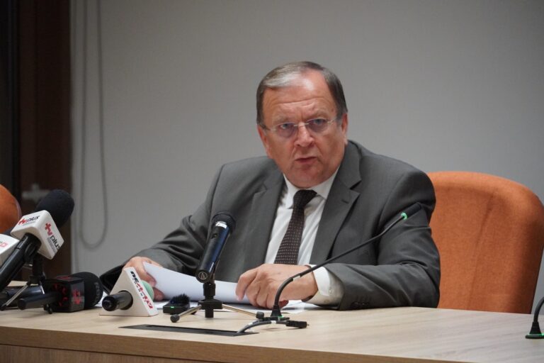 Gheorghe Flutur a anunțat că i-a lăsat lui Gheorghe Șoldan la Consiliul Județean Suceava proiecte în valoare de aproape 4 miliarde de euro: „Ce contează mai mult, aplauzele de la centru sau fondurile aduse în județul tău?”