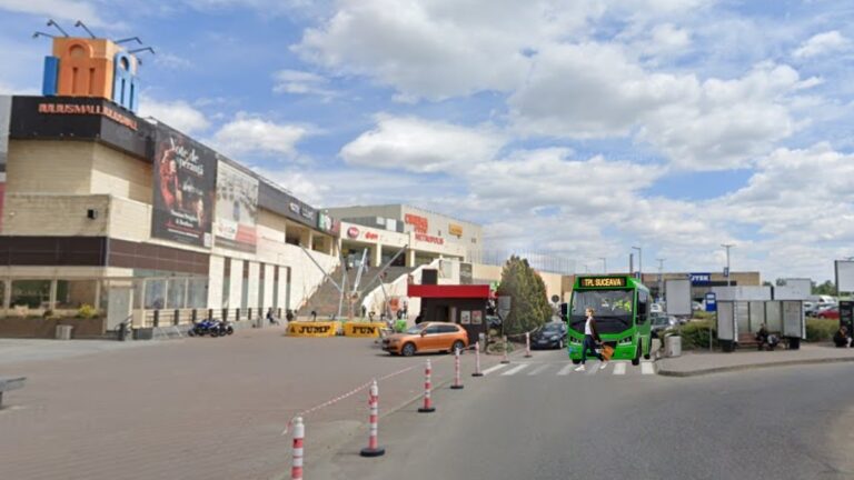 O tânără a fost accidentată grav de un autobuz TPL pe trecerea de pietoni din față de la Iulius Mall Suceava