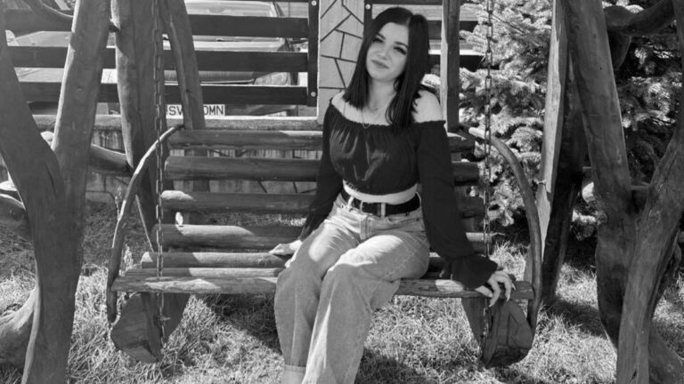 Petiție făcută pentru tânăra din Broșteni care a recurs la un gest extrem după ce a fost supusă la umilințe cumplite: „Ioana merită dreptate”