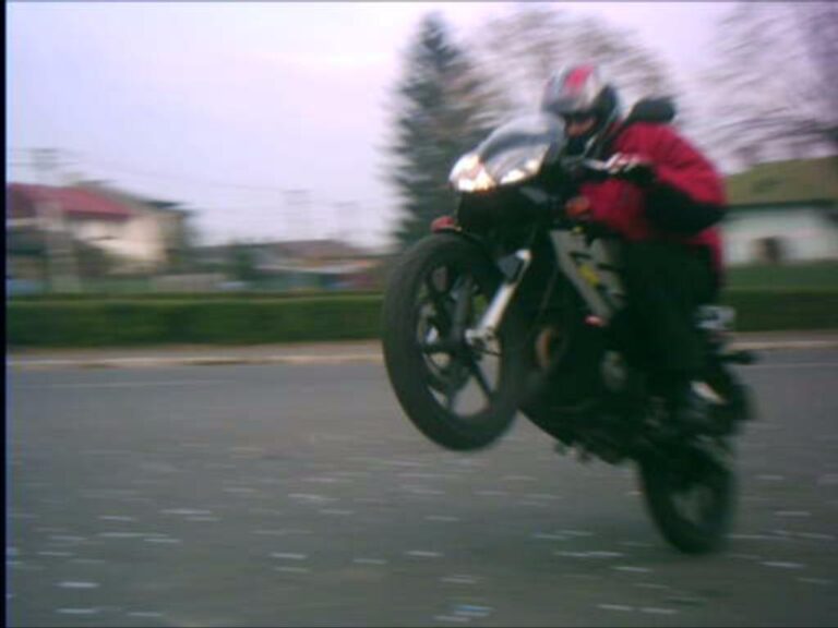 Un căjvănar fără permis a ajuns la spital după ce a încercat să meargă cu motocicleta pe o singură roată