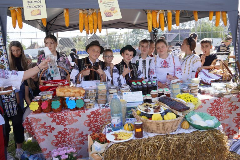 FOTO Festivalul de Tradiții și Produse Tradiționale al Microregiunii GAL Sucevița – Putna a avut un succes răsunător: „Poate pentru prima dată suntem într-un eveniment care reunește copiii, școlile, tradițiile, locuitorii și nu în ultimul rând, produsele mâinilor harnice”