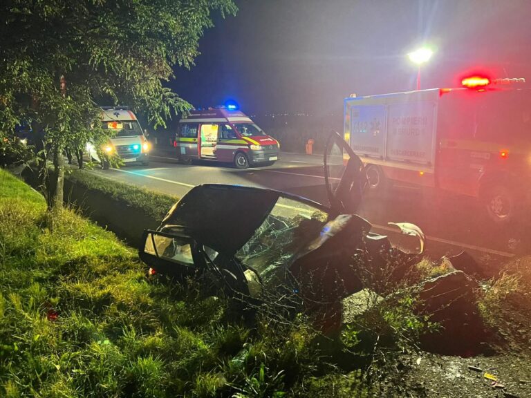 FOTO O șoferiță din Frasin a ajuns în stare gravă la spital după ce s-a izbit cu mașina într-un cap de pod, la Trei Movile