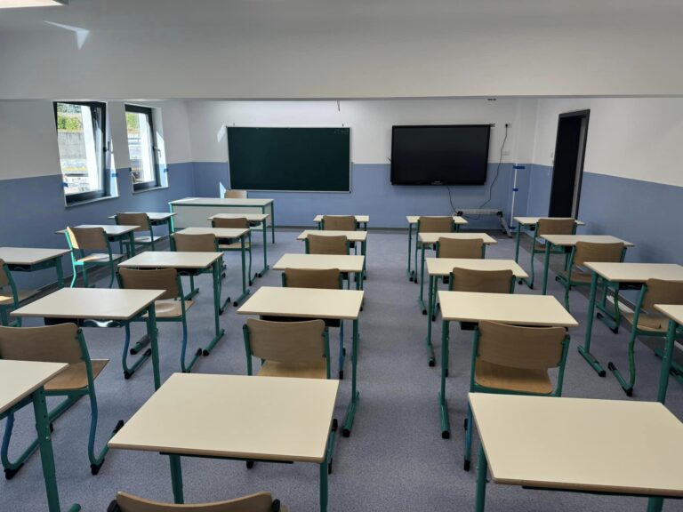 FOTO 12 săli de clasă de la Liceul Tehnologic „Ion Nistor” din Vicovu de Sus au fost modernizate și vor putea fi din nou utilizate: „Cele 12 săli au beneficiat de lucrări ample de reabilitare și dotare”
