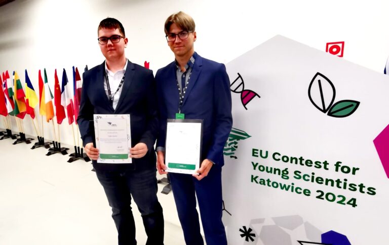 FOTO Doi elevi de la Colegiul Național „Petru Rareș” din Suceava au câștigat, în premieră pentru România, premiul special Expo-Sciences Luxembourg, la Concursul European pentru Tineri Cercetători