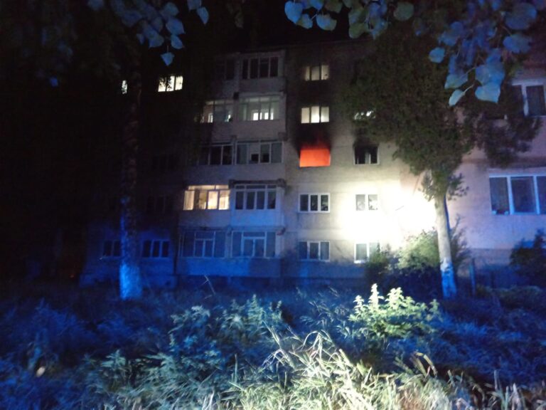 FOTO Un fălticenean a fost salvat de pompieri din apartamentul care i-a luat foc după ce a adormit cu țigara aprinsă
