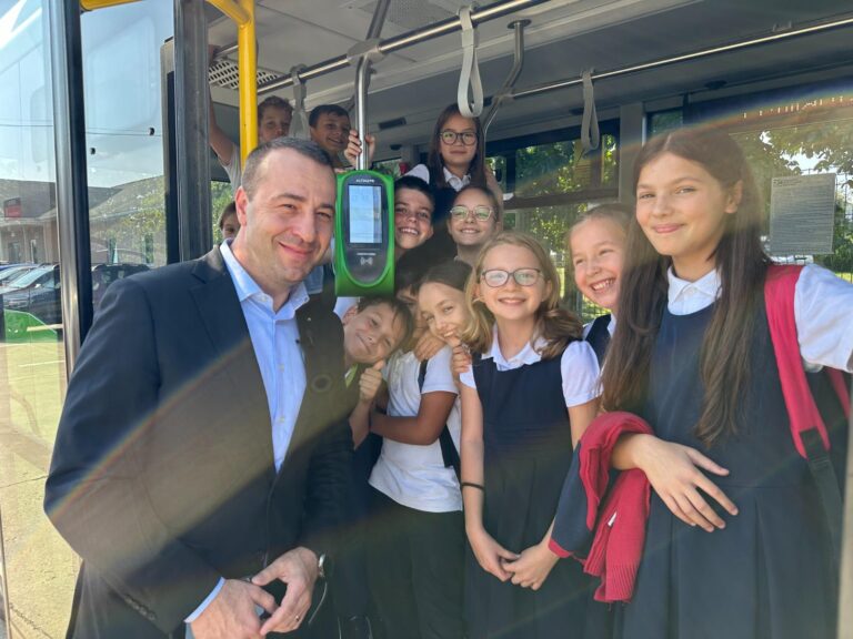 FOTO Elevii care sunt înscriși la o unitate de învățământ din municipiul Suceava beneficiază de abonamente gratuite pe tot parcursul anului școlar 2024-2025