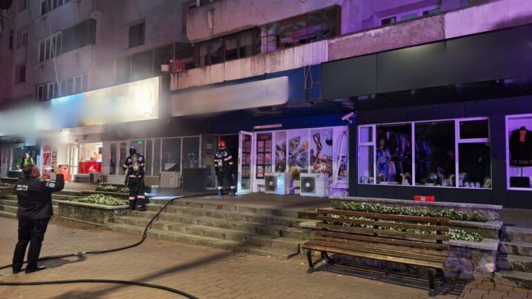 FOTO Un incendiu a izbucnit noaptea trecută într-un magazin de pe strada Mărășești din Suceava