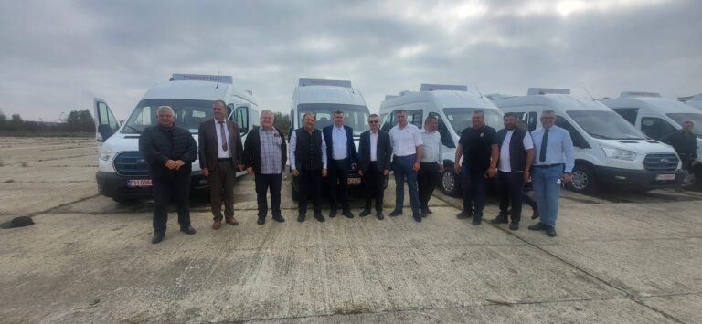 FOTO 16 primării sucevene au primit microbuze electrice pentru transportul elevilor printr-un proiect european: „Investițiile în educația suceveană depășesc 100 de milioane de euro în acest moment”