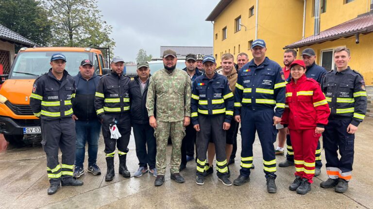 FOTO Solidaritate în vremuri grele. O echipă din Mitocu Dragomirnei, condusă de primarul Radu Reziuc, a plecat în ajutorul sinistraților din Galați