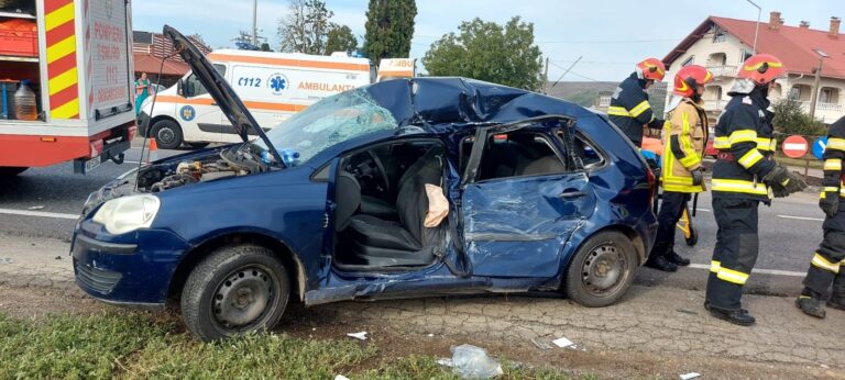 FOTO O șoferiță nu a acordat prioritate în intersecția de la intrarea în Pătrăuți, ajungând în comă la spital. De asemenea, cei doi copii ai săi, aflați în vehicul, s-au ales cu mai multe leziuni