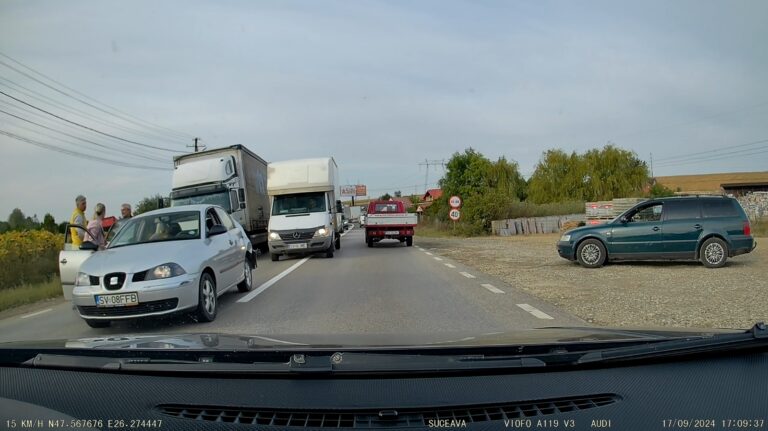 VIDEO FOTO Trei persoane au fost rănite după ce un TIR a lovit o mașină, la Cumpărătura