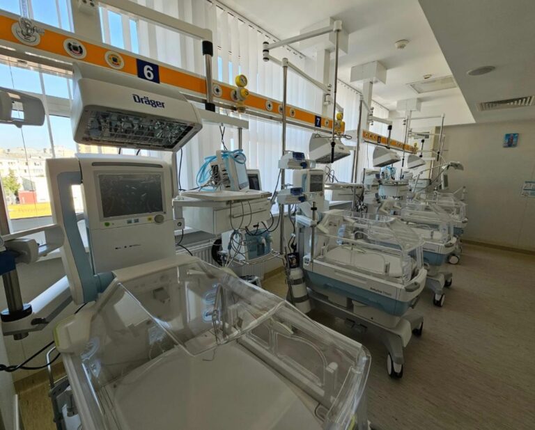 FOTO Spitalul Clinic Județean Suceava a achiziționat echipamente medicale de ultimă generație, în valoare de peste 550.000 de euro, menite să ofere o șansă reală la viață nou-născuților prematuri