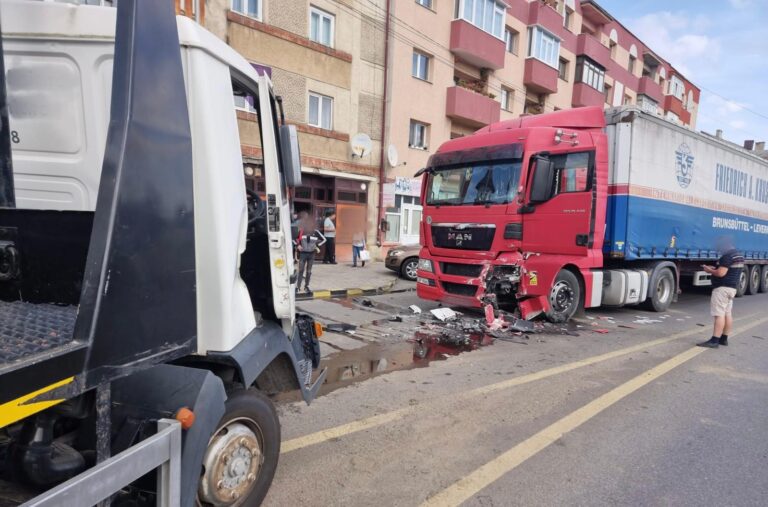 FOTO Accident produs la intrarea în orașul Gura Humorului între o autoplatformă și un TIR