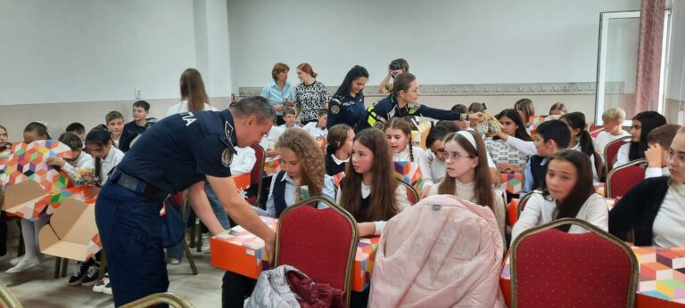 FOTO Peste 200 de ghiozdane și dulciuri au fost distribuite de polițiștii suceveni elevilor din familii defavorizate din localitățile Udești și Știrbăț