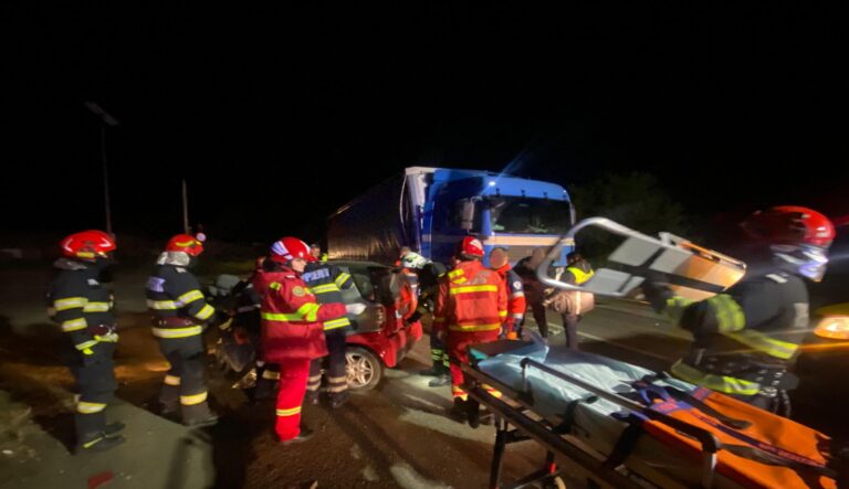 FOTO O femeie a fost rănită după ce un TIR încărcat cu semințe a intrat în coliziune cu o mașină, la Cumpărătura