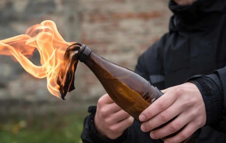 Un rrom din Șcheia a fost arestat preventiv după ce a incendiat casa tatălui său cu un cocktail Molotov