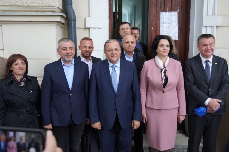 FOTO PNL Suceava a depus semnăturile strânse pentru susținerea candidaților la alegerile parlamentare: „Am reușit prin echipele noastre să adunăm peste 100 de mii de semnături de susținere”