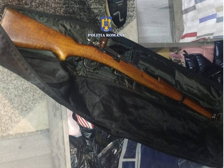 FOTO Un bărbat din Frasin a fost reținut de polițiști după ce oamenii legii i-au găsit o armă în casă în timpul unei percheziții