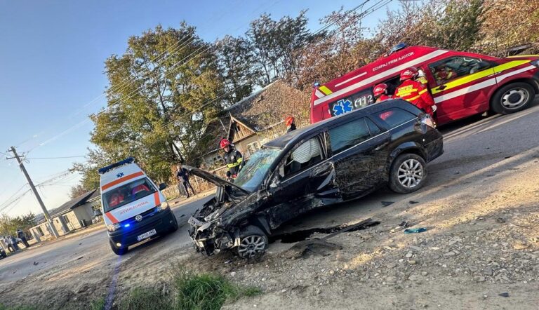 Un tânăr a ajuns în comă la spital după ce s-a izbit cu mașina într-un cap de pod din Fălticeni, fiind aruncat din vehicul