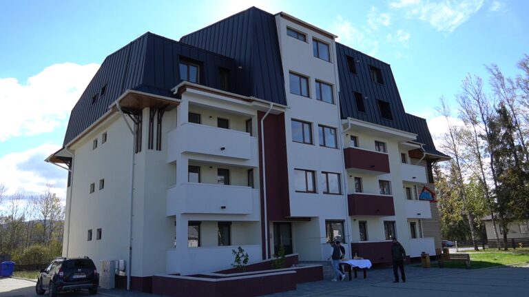 Primul bloc ANL din Poiana Stampei și-a primit locatarii: „Vom continua să ridicăm standardele acestei comune și a acestei comunități frumoase din Bucovina”