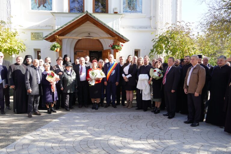 13 „cupluri de aur” din comuna Șcheia și-au reînnoit jurămintele la biserica din satul Mihoveni: „Sunt un simbol, îi respectăm din tot sufletul”