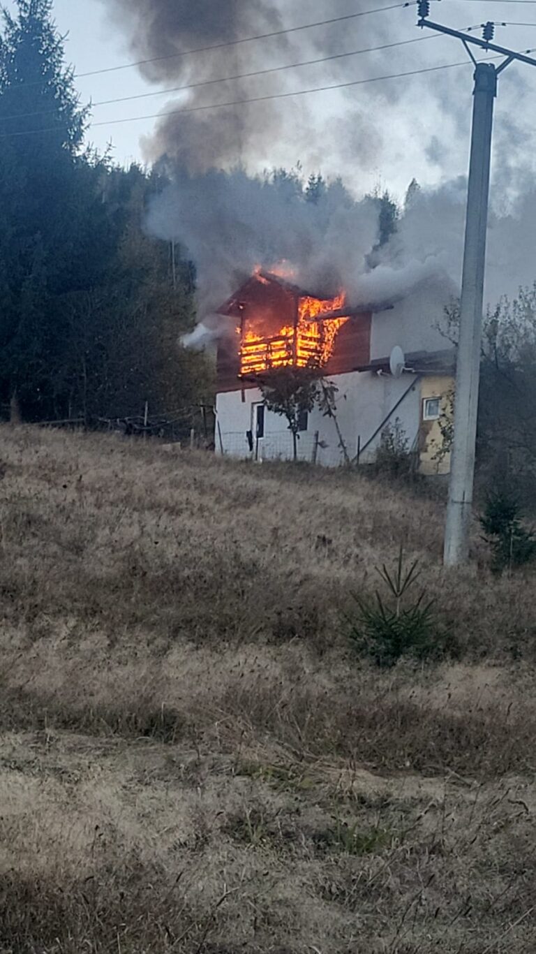 Incendiu izbucnit la o casă din Vatra Dornei de la un cablu electric defect