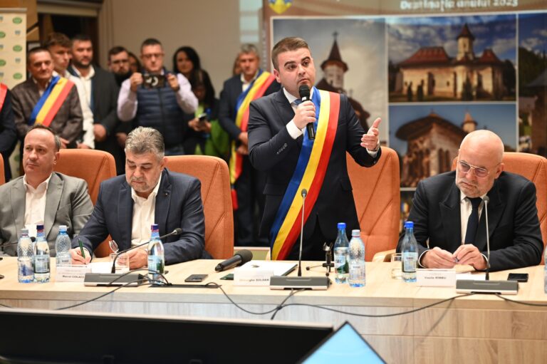 Gheorghe Șoldan a fost învestit oficial ca președinte al Consiliului Județean Suceava, în prezența premierului Marcel Ciolacu: „Nu vom împărți județul în pesediști, peneliști sau auriști. Vom lucra împreună, umăr la umăr, pentru binele sucevenilor”