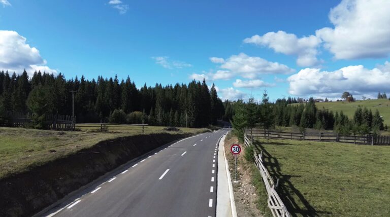 Patru kilometri de drumuri comunale din vârf de munte au fost modernizate la Poiana Stampei: „Investițiile în infrastructură nu se opresc aici”