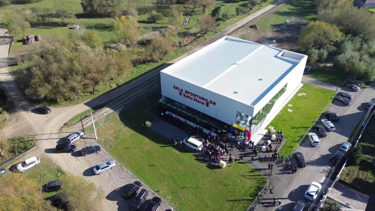 Sala de sport din Satu Mare, o investiție de 1,5 milioane de euro, a fost inaugurată: „Această investiție va aduce beneficii imense copiilor, tinerilor și tuturor celor din Satu Mare dornici să facă sport”