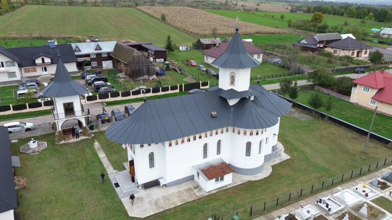 Biserica din Suseni – Boroaia a fost sfințită în prezența PS Damaschin Dorneanu și a unui numeros sobor de preoți: „Boroaia știe să-și construiască viitorul, știe să-și respecte trecutul, știe ce înseamnă credința noastră creștină”